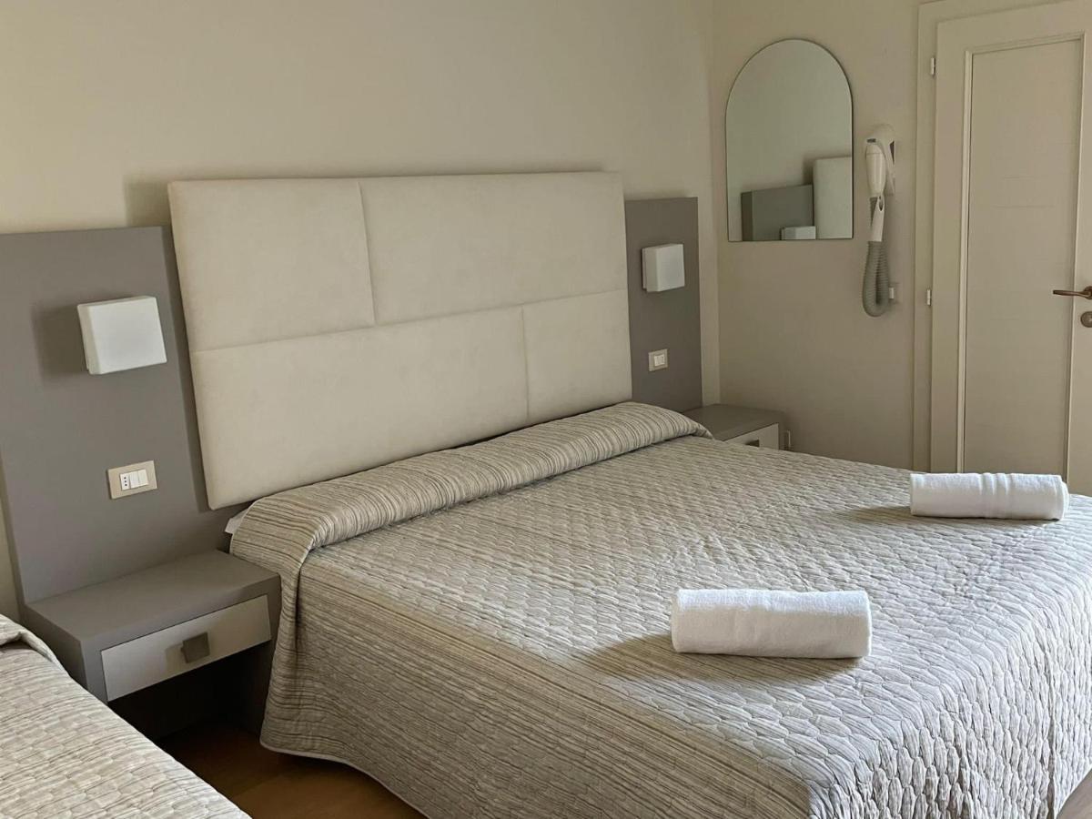 Hotel Vera チェゼナーティコ エクステリア 写真